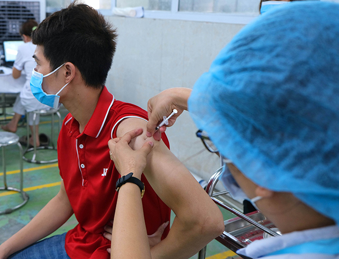 Shipper J&amp;T Express tiêm vaccine ngừa Covid-19