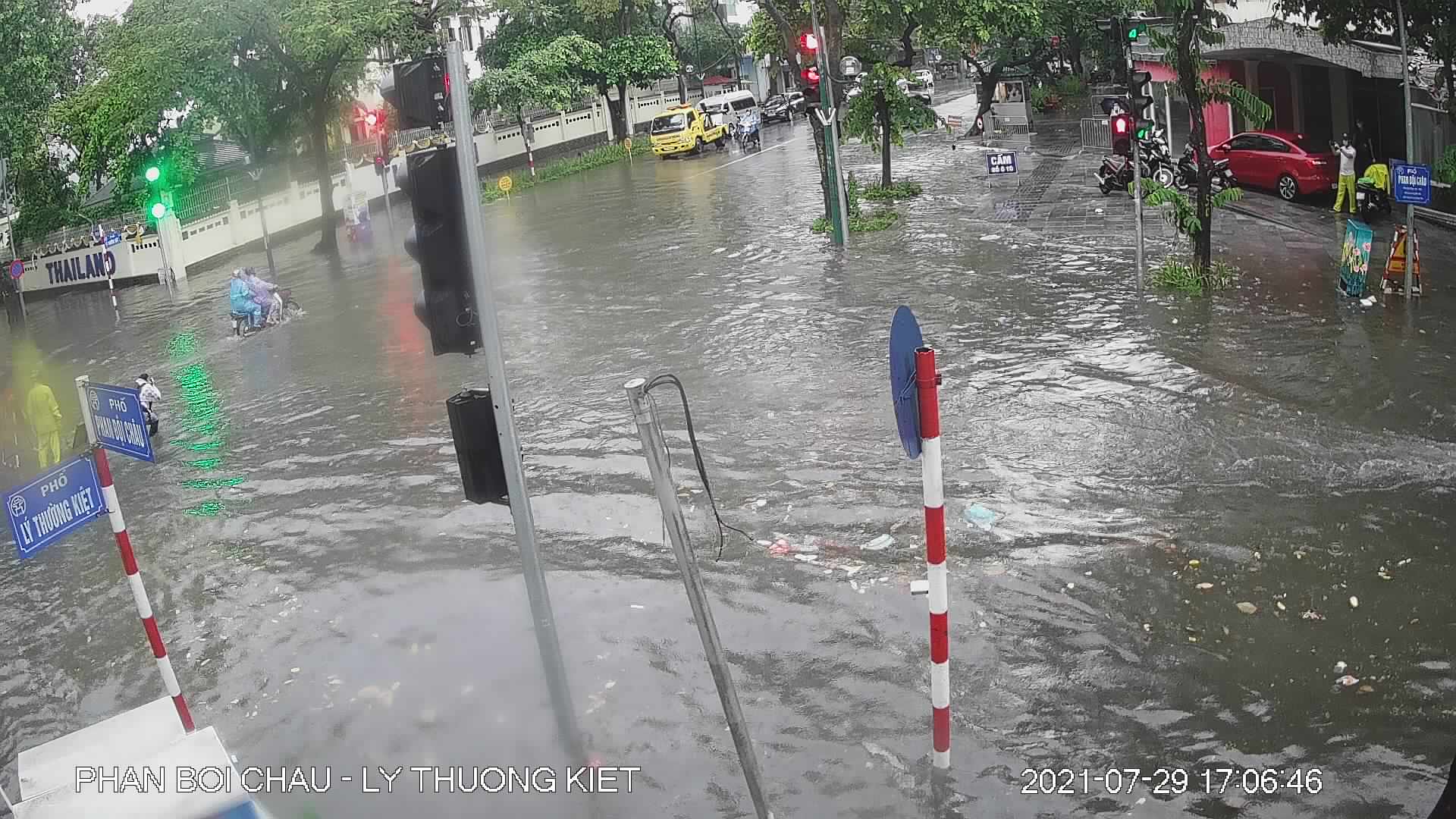 &nbsp;Ngã tư Phan Bội Châu – Lý Thường Kiệt (quận Hoàn Kiếm) ngập sâu trong cơn mưa chiều 29/7. Ảnh: Thoatnuochanoi.