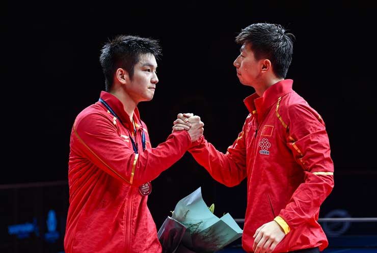 Fan Zhendong (trái) và Ma Long sẽ tạo nên trận chung kết đơn nam bóng bàn Olympic Tokyo của riêng người Trung Quốc