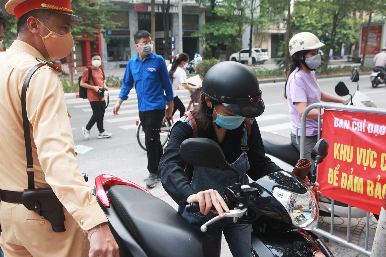 Một số người dân không đủ giấy tờ, lực lượng chức năng yêu cầu cho xe lên vỉa hè nhằm tránh&nbsp;ùn tắc giao thông.