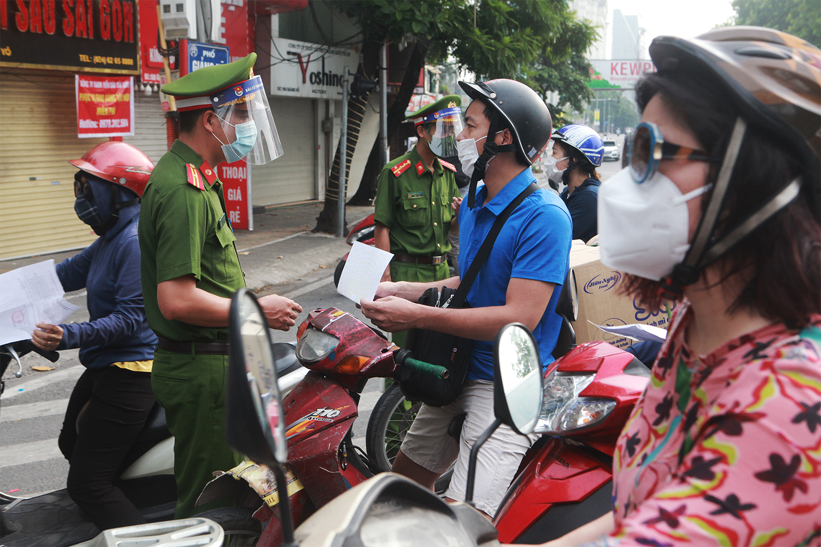 Theo quy định, người dân chỉ ra ngoài trong trường hợp thật sự cần thiết, như: Mua lương thực, thực phẩm, thuốc men, cấp cứu, khám chữa bệnh, tiêm chủng và các trường hợp khẩn cấp khác; đi công tác công vụ, làm việc tại cơ quan, công sở, làm việc tại nhà máy, cơ sở sản xuất, cơ sở kinh doanh dịch vụ, hàng hóa thiết yếu.