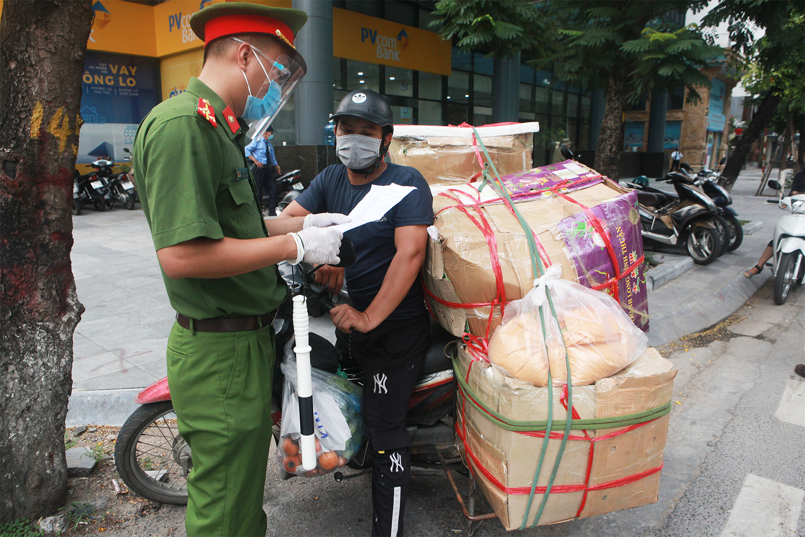 Theo ghi nhận, lực lượng chức năng sẽ yêu cầu dừng xe đối với các trường hợp chở hàng, xe ô tô tải, những trường hợp nghi ngờ ra ngoài không lý do chính đáng.