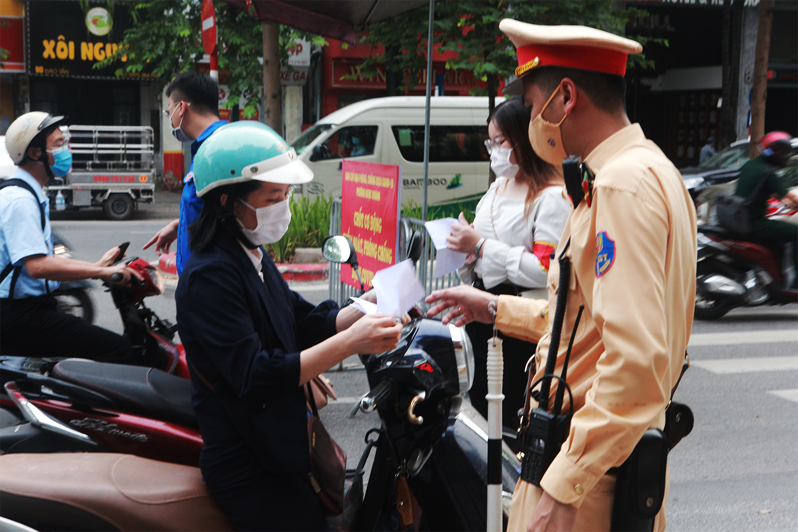 Tuyến phố này nối quận Cấu Giấy với Ba Đình, lưu lượng phương tiện đông vào giờ cao điểm nên phường Ngọc Khánh huy động lực lượng công an, đoàn thanh niên, dân phòng... để kiểm tra.