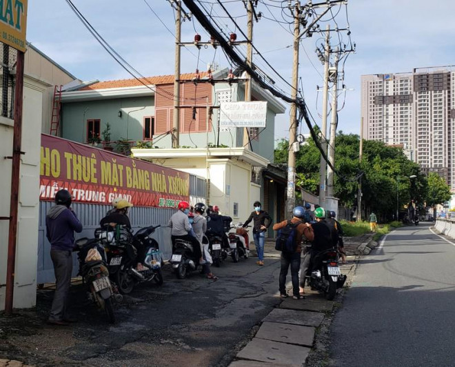 Từng nhóm người dân đã nán lại tại các gầm cầu vượt, dọc tuyến đường để bàn bạc, tìm cách rời TP. Ảnh: TS