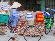 Tin tức trong ngày - CLIP: Dùng 2 vạn gạch, xe tải, bê tông... làm chốt cứng hạn chế người dân ra đường