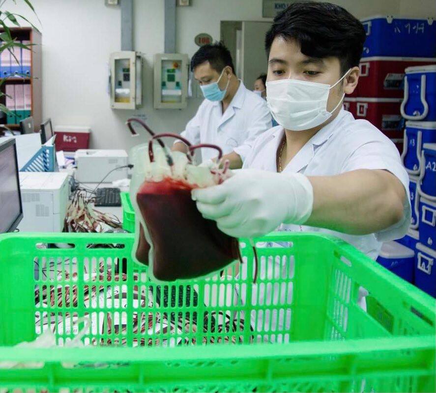 1.000 đơn vị máu mới tiếp nhận với hạn sử dụng dài (đến đầu tháng 9/2021) được cung cấp cho Bệnh viện Chợ Rẫy.