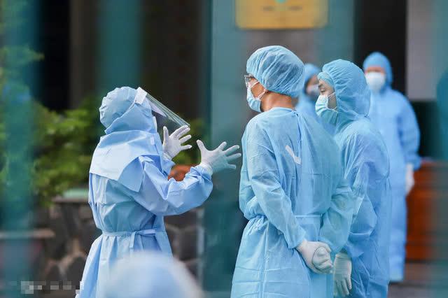Hà Nội thêm 61 ca dương tính trong một buổi sáng, có tài xế Grab và dân quân trực chốt - 1