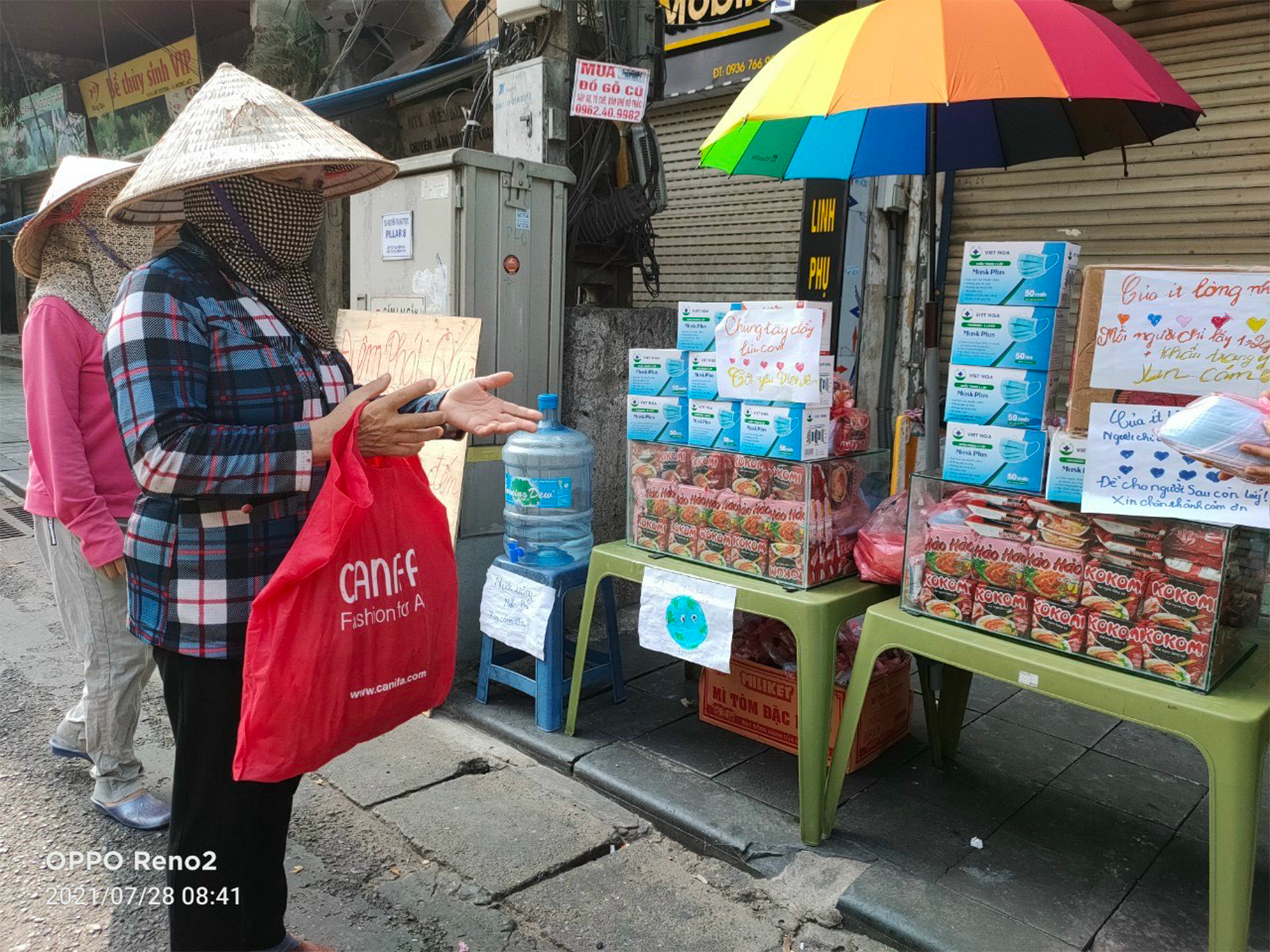 Anh Thắng chia sẻ, khi biết tin Hà Nội giãn cách 15 ngày để phòng chống dịch, thấy rất nhiều lao động nghèo ở chợ Long Biên rơi vào cảnh khó khăn nên anh đã đứng lên kêu gọi bạn bè và người dân trong khu phố giúp đỡ những mảnh đời cơ cực trong giai đoạn khó khăn này.