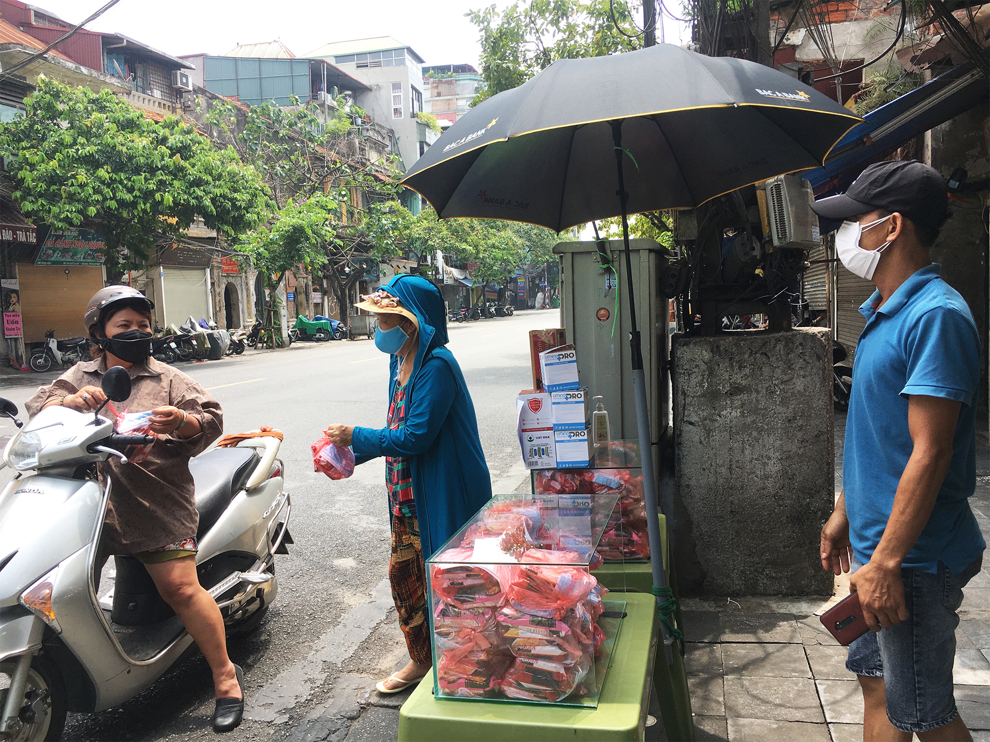 &nbsp; "Phần quà nhỏ chúng tôi gói sẵn để họ đến nhận rồi di chuyển ngay để không ảnh hưởng đến việc phòng chống dịch của thành phố", anh Thắng cho hay.