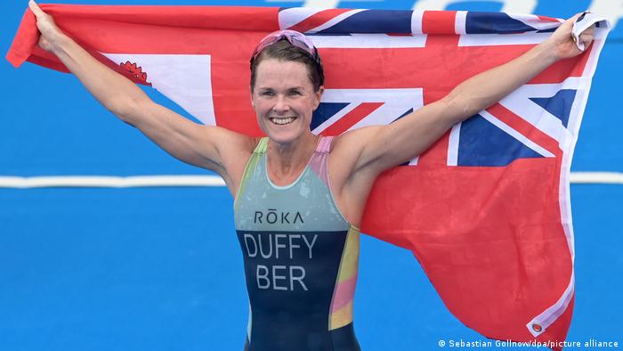 Nữ VĐV&nbsp;Flora Duffy, một trong hai VĐV mà đoàn Bermuda mang tới Olympic Tokyo, giành HCV ở phần thi 3 môn phối hợp&nbsp;hôm 27/7. Ảnh: DW