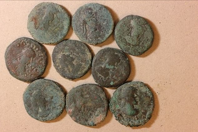 Những đồng xu cổ có niên đại 1.400 năm được tìm thấy ở Nga.