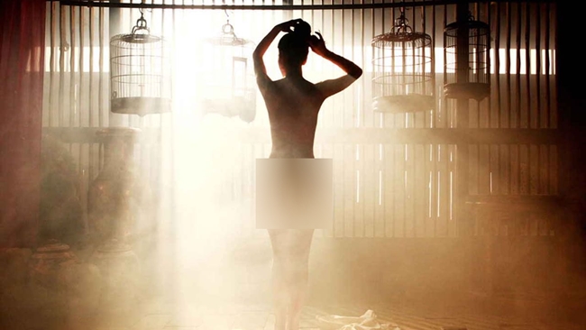 Cảnh khoe lưng trần giữa làn hơi nước mỏng như sương mang đậm tính liêu trai, bí ẩn của Kim Gyu Ri gây chú ý. 
