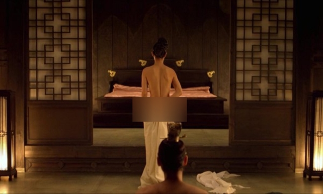 The Concubine (2012) là một trong những bộ phim cổ trang táo bạo nhất lịch sử điện ảnh Hàn Quốc. Phim gây chú ý với những cảnh khỏa thân của Cho Yeo Jeong. Nhờ The Concubine, nữ diễn viên sinh năm 1981 được coi là nữ hoàng 18+ trên màn ảnh Hàn, 

