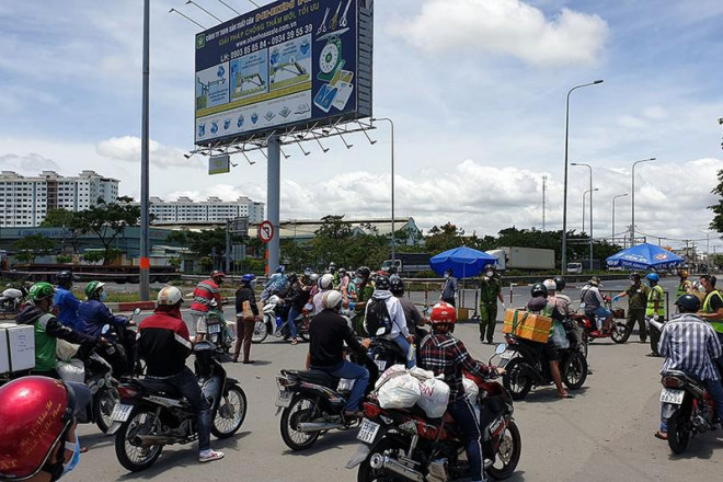 Khu vực chốt chặn trên quốc lộ 1 đoạn qua địa bàn xã Tân Kiên,huyện Bình Chánh tập trung khá đông người dân&nbsp;miền Tây&nbsp;đang tìm đường về quê. Ảnh: NT Bến Tre, Đồng Nai đưa công nhân, người lao động về quê