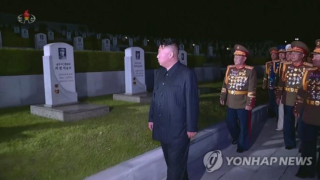 Ông Kim Jong-un thăm mộ các liệt sĩ qua đời trong Chiến tranh liên Triều 1950-1953 hôm 27/7. Ảnh: Yonhap