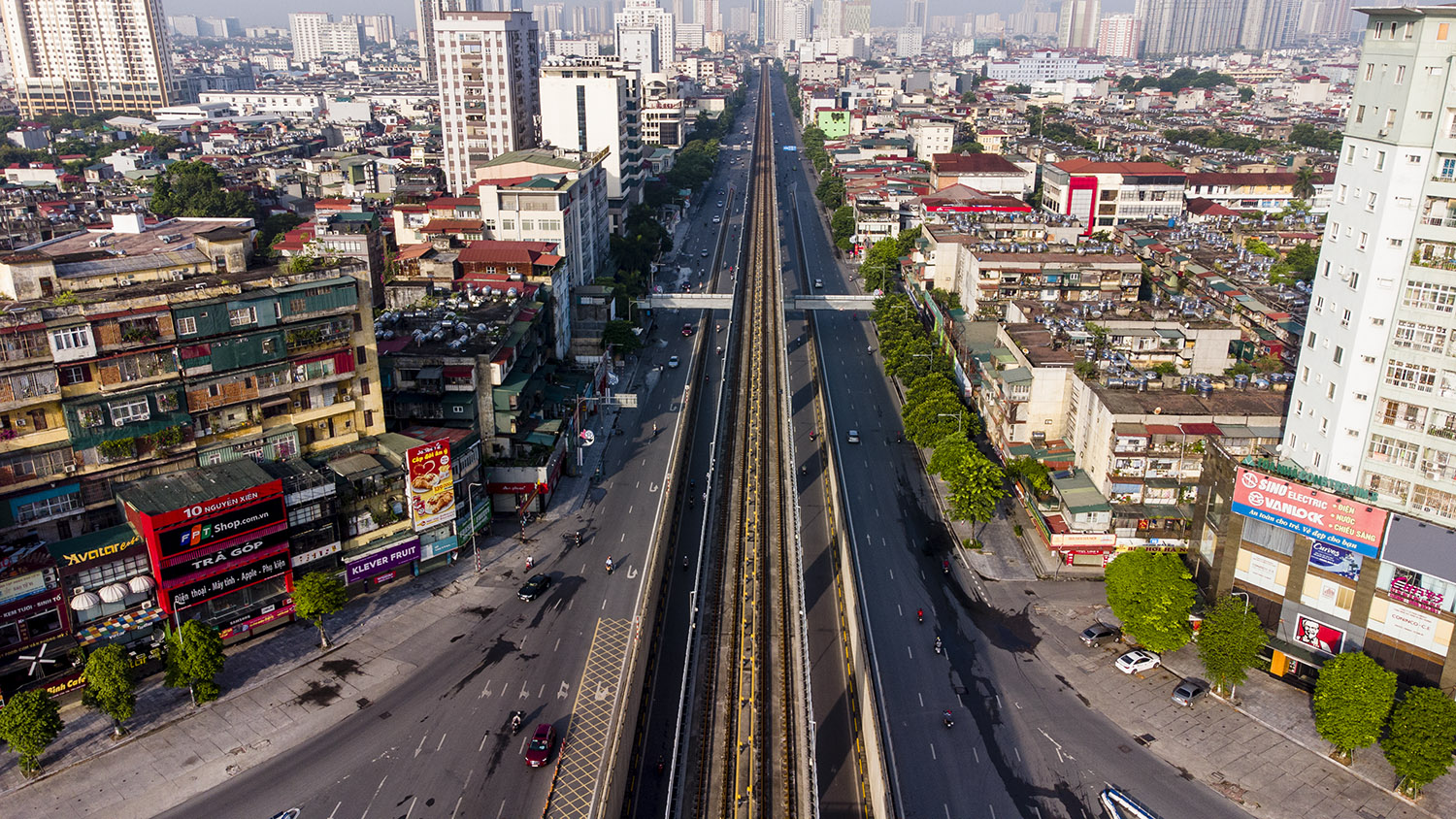 Trên cả 2 làn đường Nguyễn Trãi, lưu lượng phương tiện đã giảm rất nhiều so với thường ngày, mật độ lưu thông không quá đông đúc, chật cứng như thường ngày.