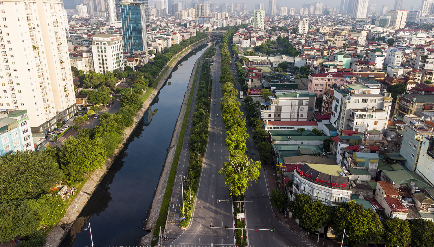 Đường Láng trong những ngày này khá yên bình.