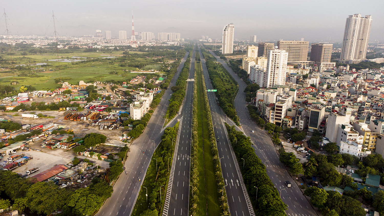 Đại lộ Thăng Long có những thời điểm gần như không có phương tiện nào qua lại.