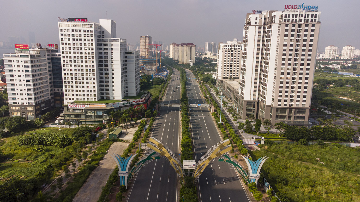 Đường Võ Chí Công vốn là nơi có lưu lượng giao thông tham gia đông, nhưng những ngày này cũng khá yên ắng.