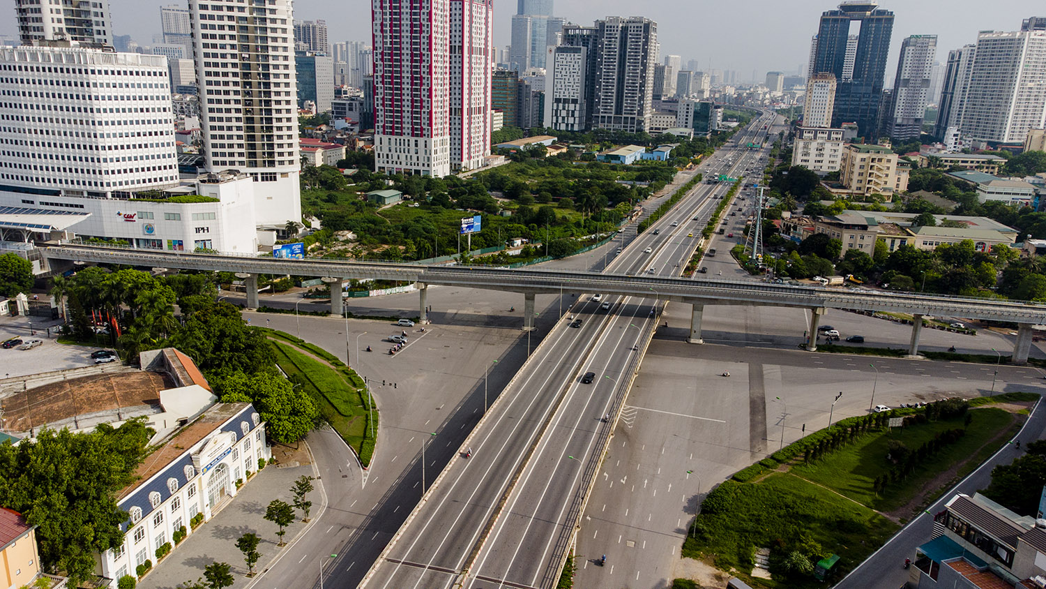 Nút giao cầu vượt Mai Dịch với vành đai 3 trên cao kéo dài đi cầu Thăng Long khá thông thoáng.