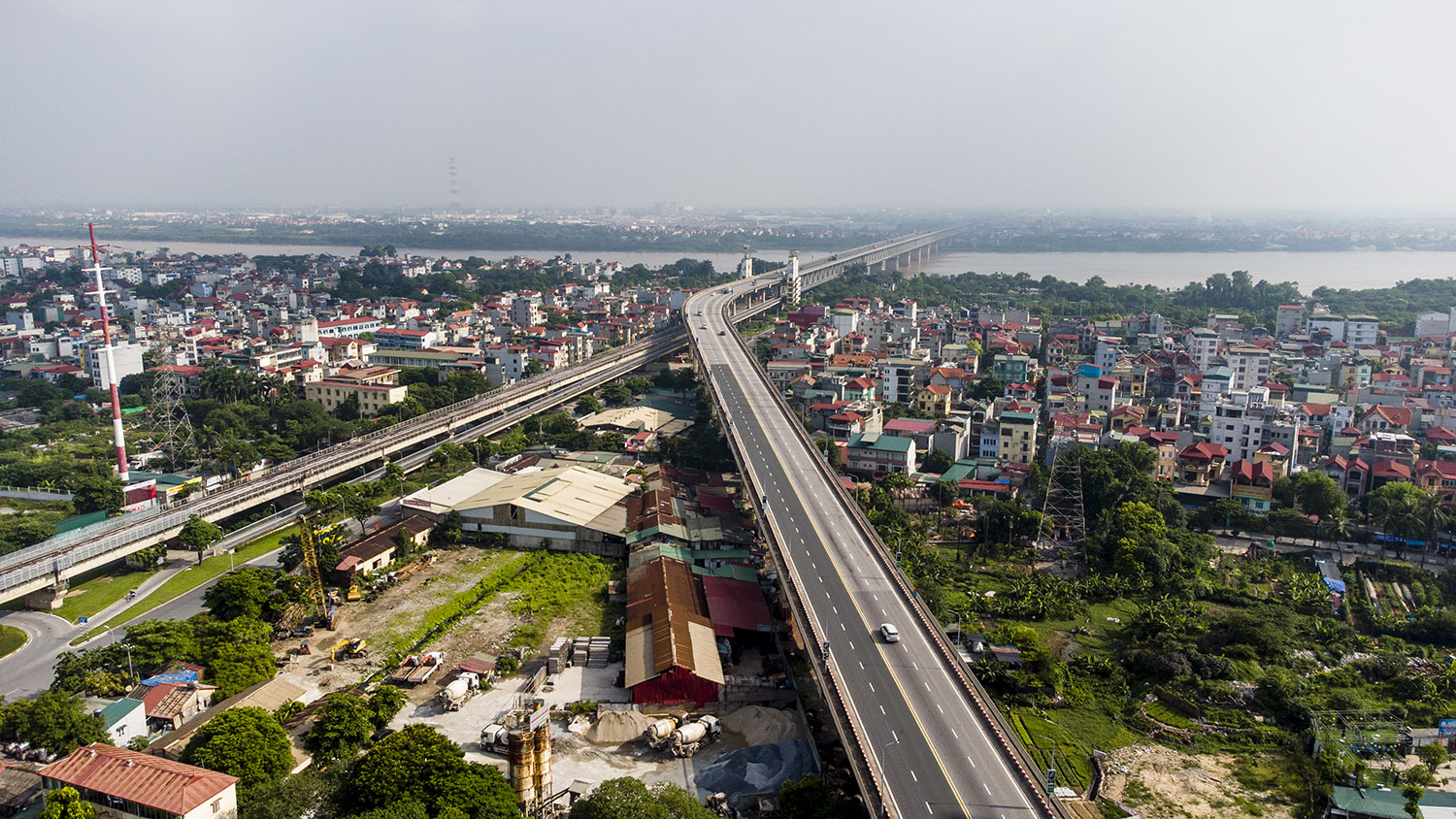 Cầu Thăng Long cũng không còn ùn ứ vào giờ cao điểm, lượng phương tiện tham gia giao thông giảm rõ rệt.