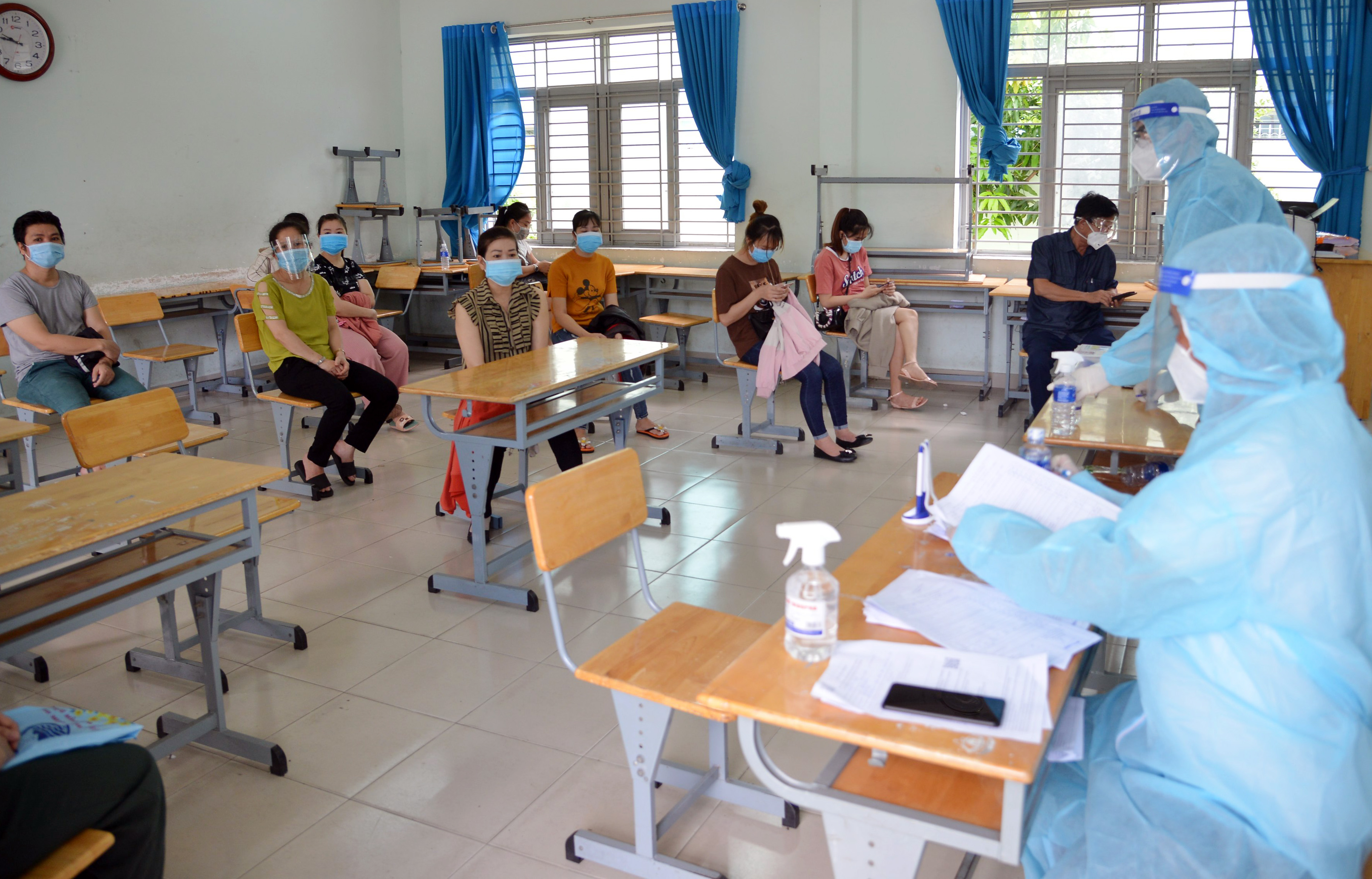 TP.HCM đang triển khai nhiều giải pháp để đẩy nhanh tiến độ tiêm vắc xin COVID-19, với mục tiêu trong tháng 8 sẽ cơ bản “phủ vắc xin” cho 2/3 số dân trên 18 tuổi tại TP. Trong ảnh là điểm tiêm vắc xin COVID-19 phường Bình Hưng Hòa, quận Bình Tân. Khi người dân đến tiêm cũng được đội ngũ y tế hướng dẫn xếp hàng giãn cách, khai báo y tế, điểm danh, khám sàng lọc và sau đó vào khu vực tiêm vaccine COVID-19.