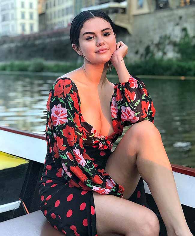 Vốn không thuộc tuýp người mảnh khảnh, lại ảnh hưởng của bệnh lupus ban đỏ nên có thể thấy mấy năm gần đây cân nặng của Selena Gomez tăng khá nhanh. 
