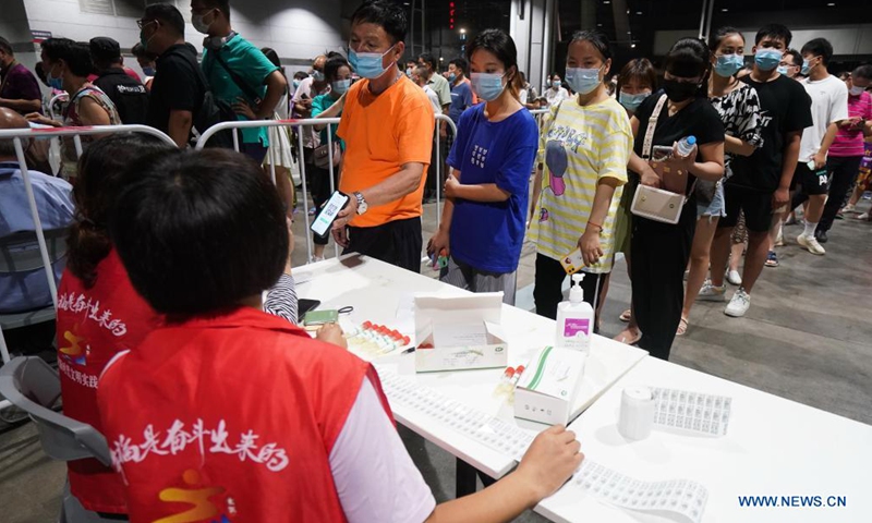 Hàng dài người xếp chờ được lấy mẫu xét nghiệm ở thành phố Nam Kinh, tỉnh Giang Tô, Trung Quốc hôm 21/7. Ảnh: News.cn