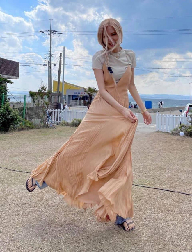 Cô gái Royal Doulton mang chiếc váy đầm xanh lá tay cầm giỏ hoa xinh đấng  yêu, thêm mái tóc bồng bềnh và chiếc... | Instagram