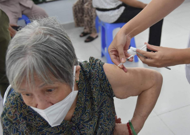 Tiêm vắc-xin cho người cao tuổi ở TP HCM - Ảnh: Bộ Y tế