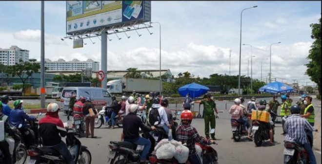 Người dân về quê tránh dịch qua cửa ngõ huyện Bình Chánh.