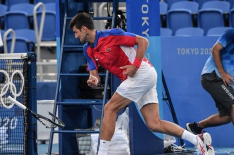 Djokovic trắng tay, đập vợt ở Olympic: Đối thủ đòi phạt nặng, Nole xin lỗi mỹ nhân