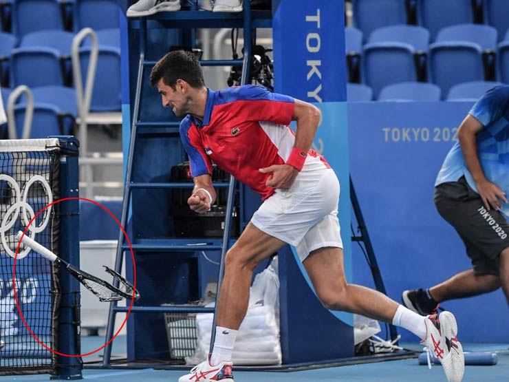 Hành động ném vợt xấu xí của tay vợt số 1 thế giới