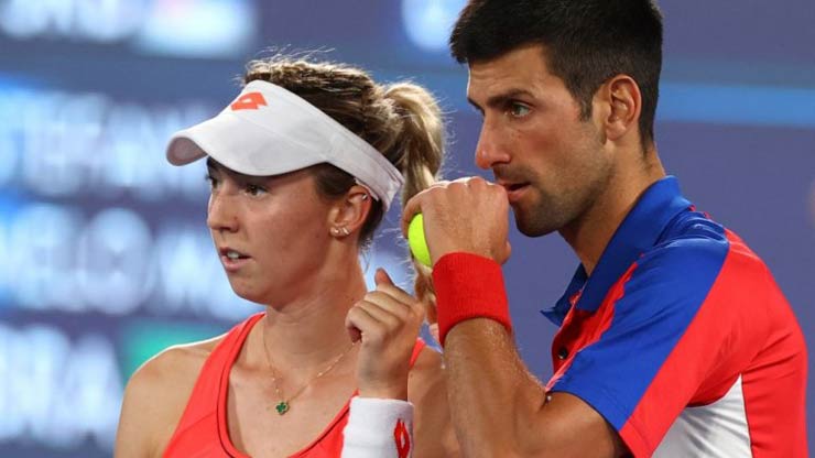 Djokovic xin lỗi Nina Stojanovic
