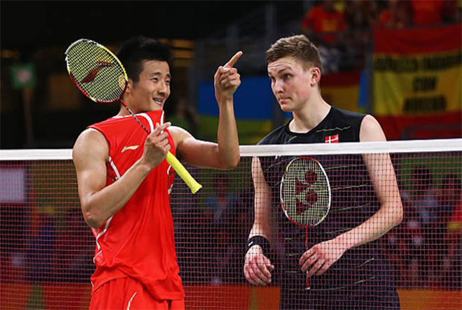 Chen Long (trái) đương kim vô địch đơn nam cầu lông Olympic đấu Axelsen (phải) tay vợt cao 1m94