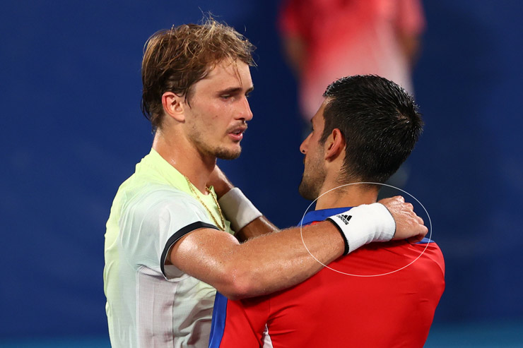 Alexander Zverev đổi màu&nbsp;băng&nbsp;đeo cổ tay và đã chuyển bại thành thắng khi đấu Novak Djokovic