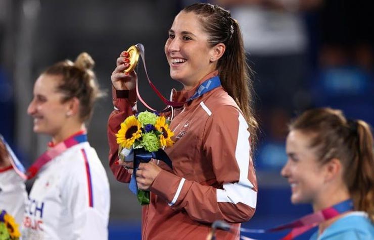 Nụ cười rạng rỡ của Belinda Bencic sau khi tay vợt Thuỵt Sĩ này giành HCV đơn nữ Olympic Tokyo