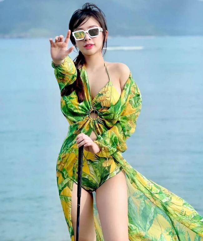 Nàng hot girl Hà thành Phương Bora kết hợp nghỉ dưỡng với chơi golf, vì thế cô chọn trang phục mát mẻ và gợi cảm.
