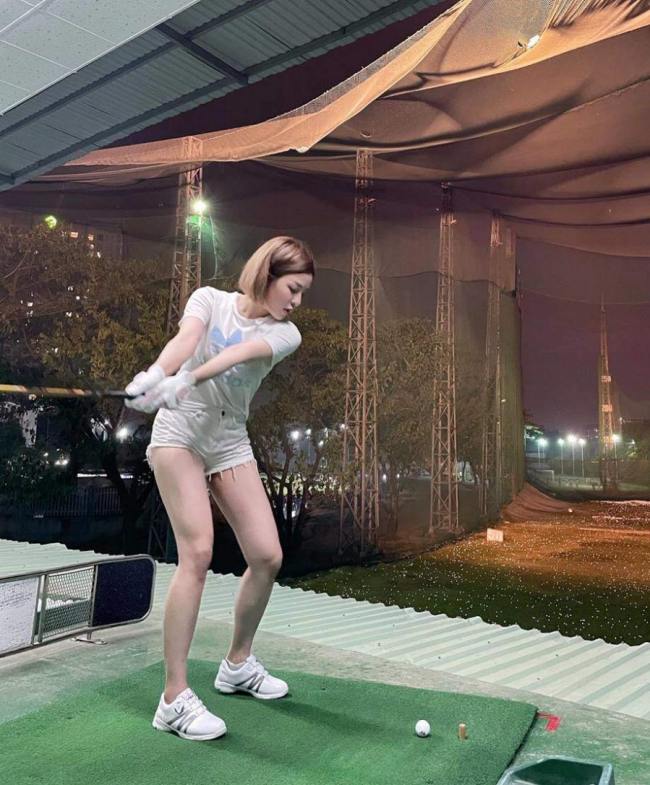 Trâm Anh chọn quần short, chân váy siêu ngắn mỗi lần chơi golf.
