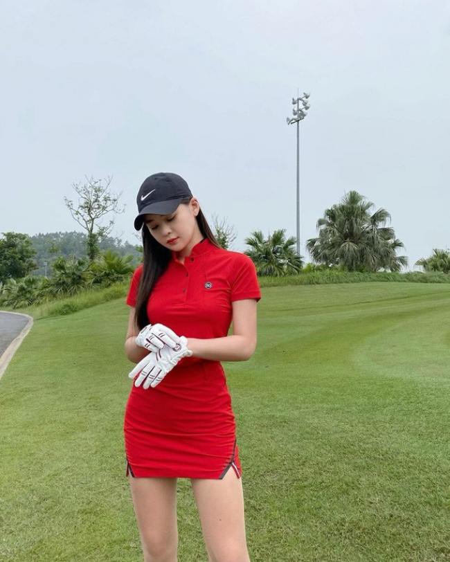 Trang phục chơi golf của cô tôn hình thể tinh tế, đa dạng về sắc màu.
