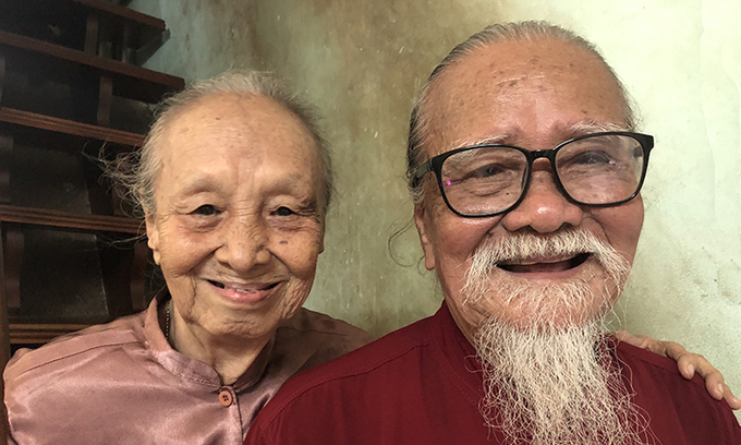 NS Hữu Thành và vợ&nbsp;