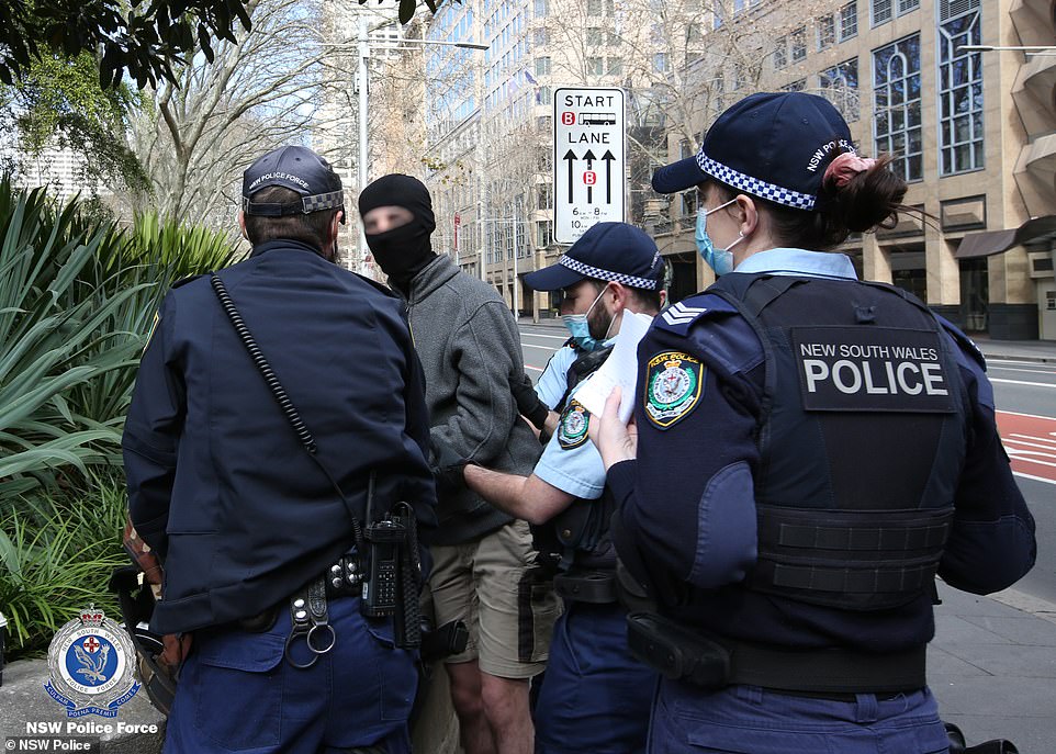 Cảnh sát Úc kiểm tra một người đàn ông ra ngoài đường không có lý do chính đáng.