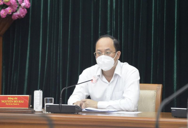 Phó Bí thư Thành ủy TP.HCM Nguyễn Hồ Hải phát biểu tại cuộc họp. Ảnh: TÁ LÂM