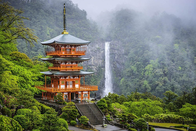 Nhật Bản: Là sự pha trộn hấp dẫn giữa cổ xưa và hiện đại, Nhật Bản thu hút cả những du khách khó tính nhất, nhờ các ngôi đền cổ kính và sự thanh bình của núi Phú Sĩ đến các thành phố rực rỡ ánh đèn neon của Tokyo và Osaka. 
