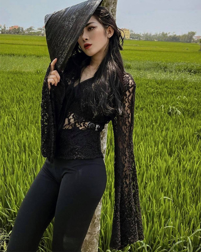Người đẹp Sương Syn diện áo bà ba xuyên thấu kết hợp quần dài mỏng manh, tôn dáng giữa cánh đồng lúa.
