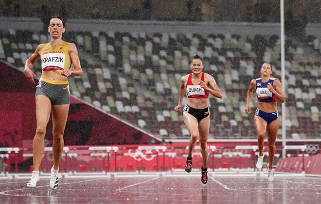 Quách Thị Lan (giữa) về đích thứ 6 ở lượt bán kết 1 nội dung 400m vượt rào nữ