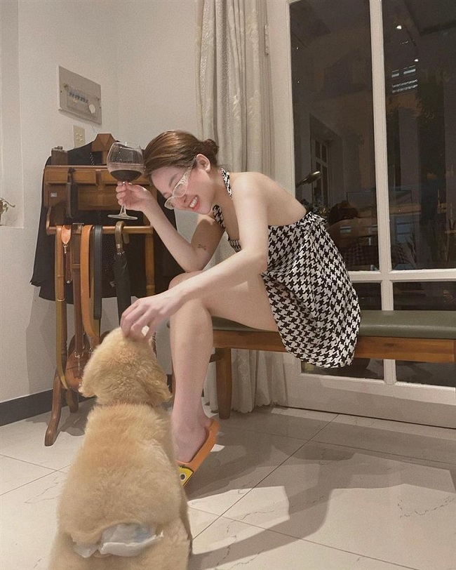 Bộ đồ Trâm Anh mặc gồm short siêu ngắn và áo dáng yếm che kín giống như cô mặc váy bỏ quên quần vậy.
