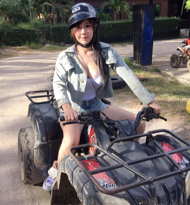 Trước đó, hot girl Thái Lan - Niparat cũng diện bộ đồ tương tự đi lái máy xúc.
