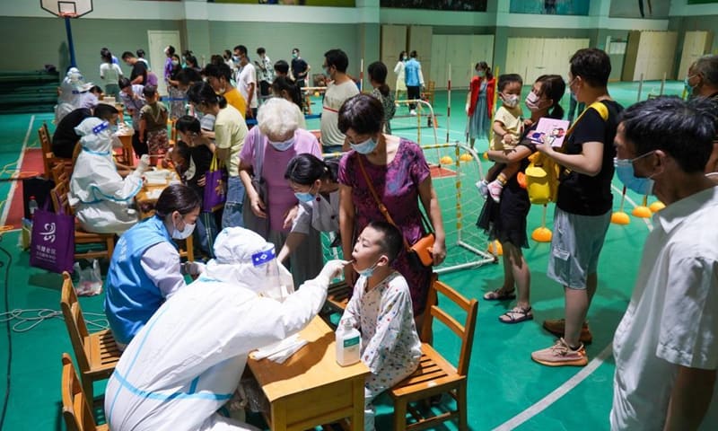 Nhân viên y tế lấy mẫu xét nghiệm Covid-19 cho người dân ở thành phố Nam Kinh, tỉnh Giang Tô, Trung Quốc hôm 21/7. Ảnh: Tân Hoa xã