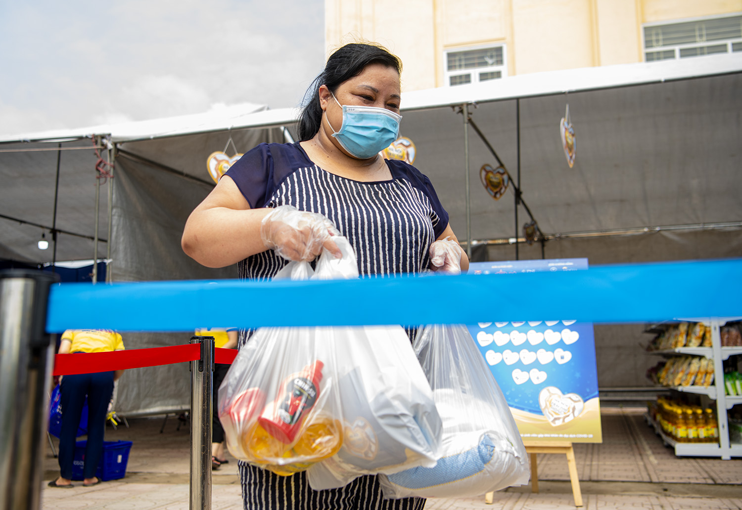 Người dân ra về ai cũng nặng tay xách với số thực phẩm mua được ở siêu thị 0 đồng.